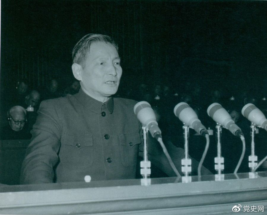 1956年12月，陳云在中華工商業聯合會第二屆會員代表大會上作報告。